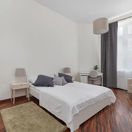 Gustowny Z 2 Sypialniami W Lodzi By Renters *